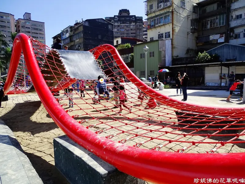 【新北-中和區】中和親子新景點「佳和公園」有沙坑及好玩的大型波浪攀爬網