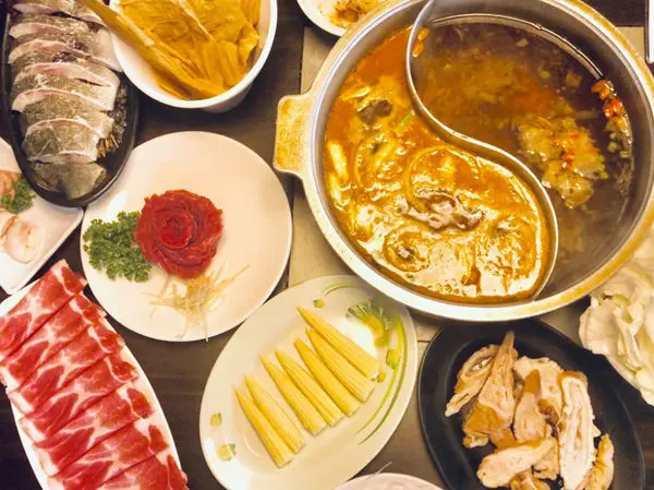 【中山｜赤哥汕頭火鍋】 獨特自製沙茶醬 台灣溫體牛肉 鹿耳島薩摩錦黑豚 冬天必吃汕頭火鍋 台北松江總店（內附菜單）