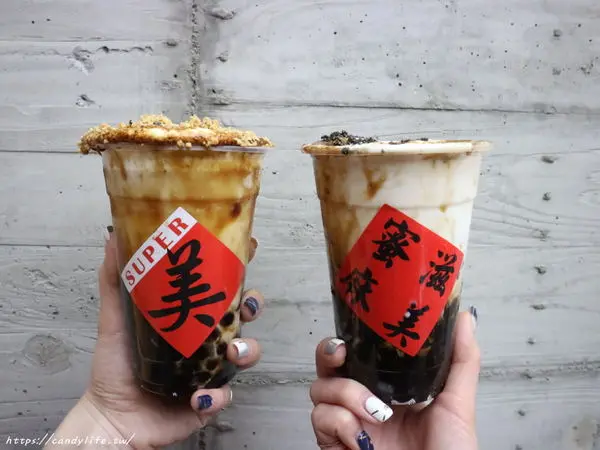 台中美食│蜜滋麻美〃一中排隊美食!!客製化奶蓋粉圓黑糖鮮奶，杯裝上還有春聯超喜氣!!        
      