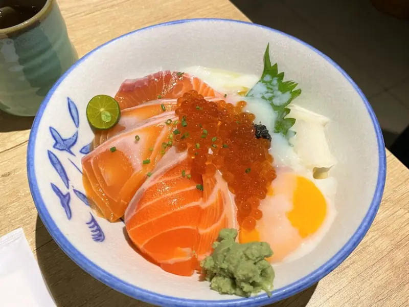 【新竹 日本料理】禧樂 丼飯 刺身 炭燒，生魚片牛逼的厚度、嘴裡的鮮度排隊也要吃的日料鮮食