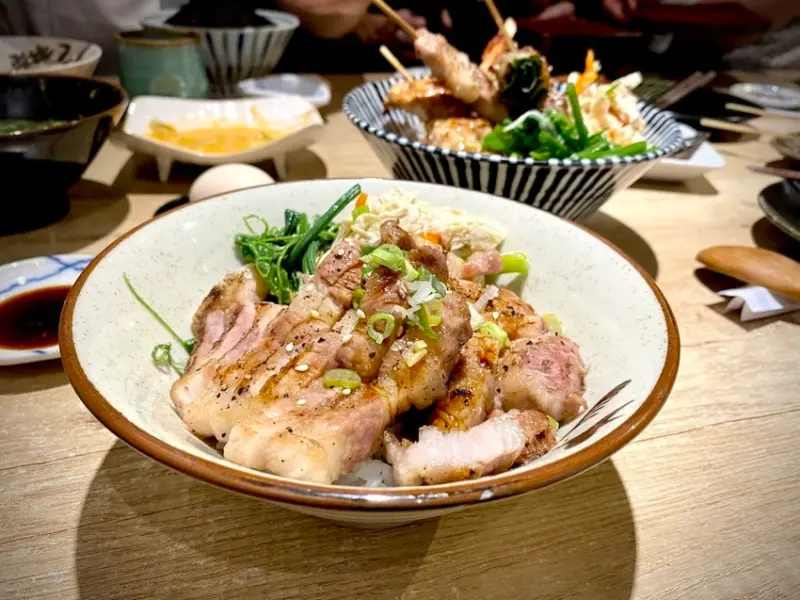 新竹美食。吃 | 禧樂。丼飯刺身炭燒 | 隱身埔頂路巷內。高人氣日式料理。超豪邁丼飯系。職人手作新鮮生魚片。味噌湯料超多免費喝到飽