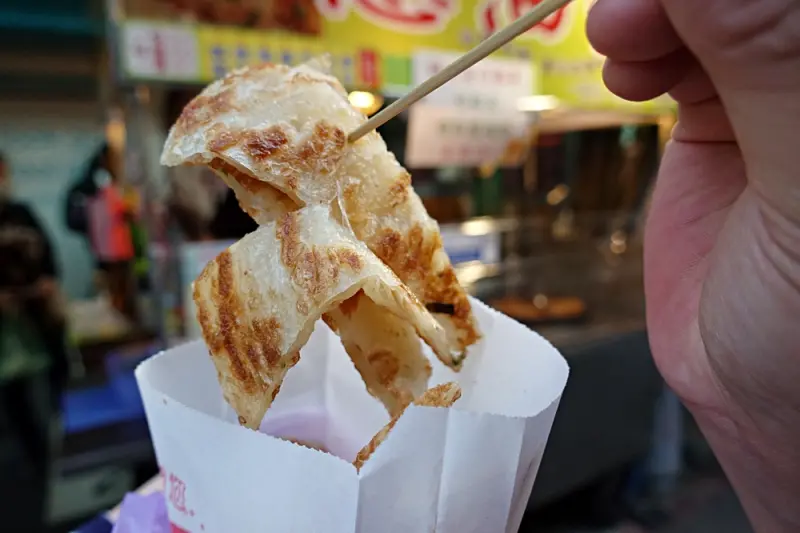 【台北美食】何佳佳蔥油餅 外酥內軟 內湖737神出鬼沒好幾次都撲空的酥脆蔥油餅