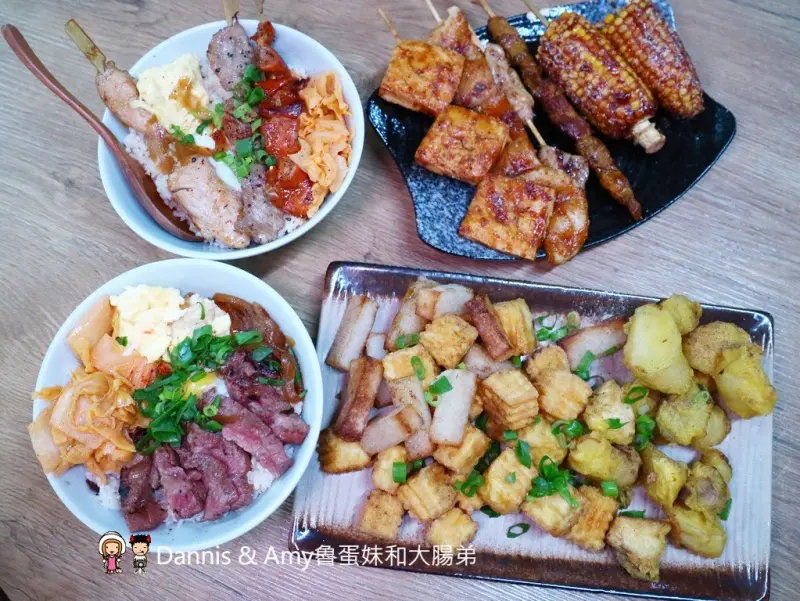 《新竹東門市場吃什麼》小東門-蒸烤鮮飯食。澳門順德菜波波蛤（卜卜蜆）。牛肉蓋飯。綜合海鮮炊。薑蔥炒大沙公︱菜單分享 （影片） - Dannis & Amy魯蛋妹和大腸弟