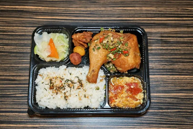 新竹小東門避風塘港台風味比臉大雞排防疫便當CP值破錶！豐盛便當外帶自取9折。滿千就外送！