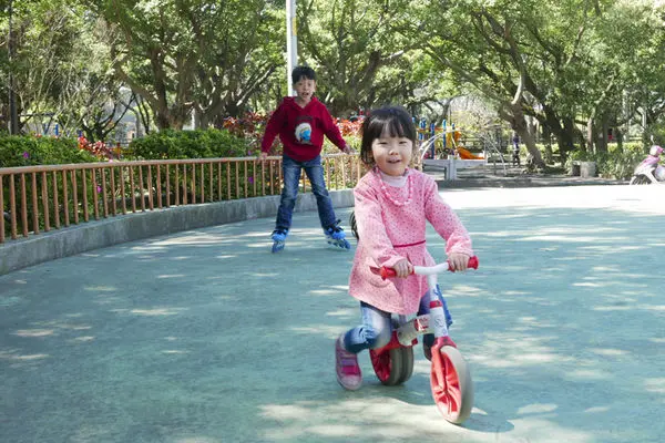 寬廣舒適的溜冰場、綠蔭河畔步道、兒童遊戲區@中壢藝術園區(忠福公園)