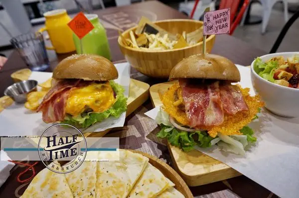 【台北美食】信義安和漢堡早午餐 HALF TIME‧Burger N Brunch 如同店名很能讓人享受片刻悠閒的用餐的時光
