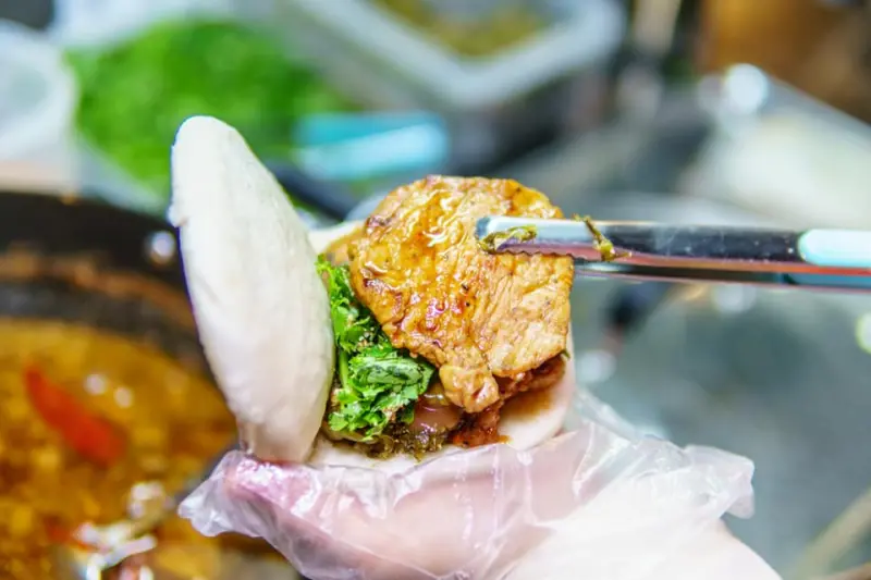 (桃園市美食名攤競賽超值美食獎得主)小小的刈包有滿滿的執著與學問，從手工特製麵皮、橄欖油酸菜、特調花生粉到家傳爌肉，每一個細節都馬虎不得，也因此造就了以家傳爌肉為主軸的人氣刈包.堅持現做的好滋味 