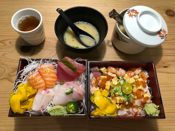 「台北」瞞著爹江南店/豪華秘製雙層江南丼/視覺與味覺同時滿足的瑰麗散壽司生魚片飯/點丼飯送味噌湯喔～