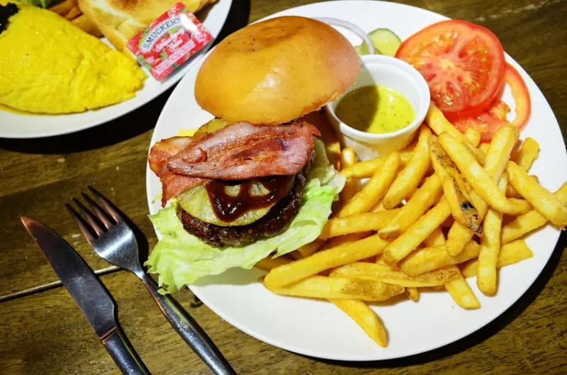 2019天母美食祭_Marcus老倉庫│份量十足的早午餐，緩緩流出肉汁的漢堡排.... - 愛伊特candy的分享樂園
