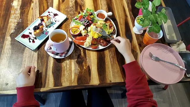 遇假日 MELB & CO。早午餐。澳式經典早餐。餐盤上的花都可吃