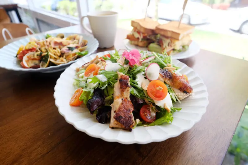 南投草屯│武食-綠意點綴白色清新鐵皮屋.武食蛻變~ - 藍色起士的美食主義