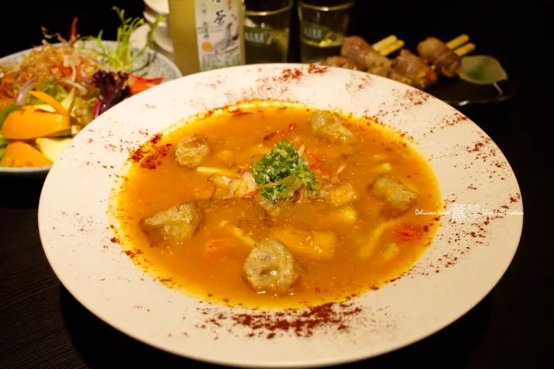 「台中燒烤」黑川布琅- 貨櫃燒烤居酒屋，2018台中宵夜燒烤推薦居酒屋。吃宵夜嗎?這家開到凌晨一點，聚餐約會的好選擇。附設停車場喔~