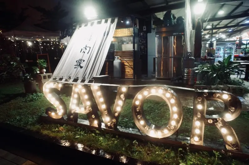 【箸肉家｜捷運府中站】平價串燒居酒屋首選！怎麼有種身處韓國吃宵夜的錯覺？新北板橋串燒路邊攤式裝潢，給我來杯酒！！