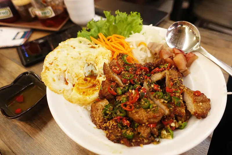 (胖樺食記)信義區推薦必吃美食”L.A PHO越南河粉”/NEO19/來自南加州南洋風餐廳/捷運象山站市政府站/招牌火車頭越南河粉/香茅豬排飯/完整菜單