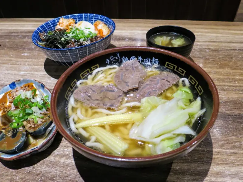 【台北牛肉麵】麵屋牛一雞骨牛肉麵，雞骨湯頭甘甜不油膩，份量加大不加價！(近捷運忠孝敦化站)