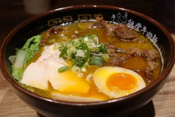 【北捷｜忠孝敦化美食】麵屋牛一｜超澎派牛雞雙主餐！你絕對沒吃過的日系台式牛肉麵