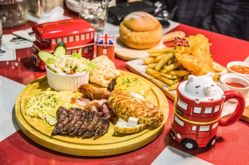 [新竹北區]道地英國傳統料理，炸魚薯條超好吃，還有超萌立體拉花！紳士帽英式早午餐主題餐廳 - 大手牽小手。玩樂趣