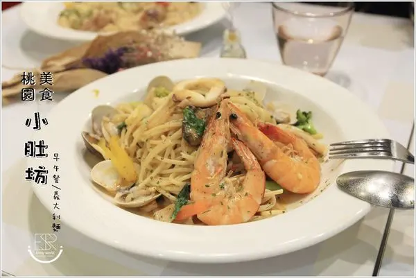 桃園食記| 新開幕 小肚坊早午餐&義大利麵 高CP值,早午餐、義大利麵、咖啡、薄餅甜點,以純白的色調勾勒出簡約家居風格愜意悠閒