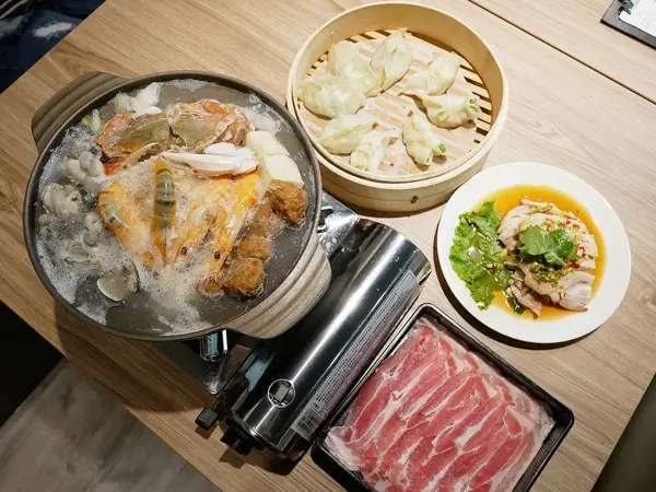 泰和樓-傳承3代的好味道  吃的不只是記憶更是正統東北味  店內更提供升降椅給行動不便者使用  超加分              