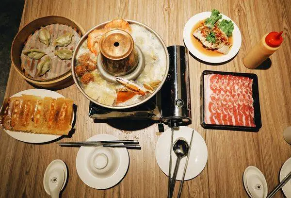 [台北大安區] 美食提案 X 泰和樓 ∥捷運古亭美食道地東北酸菜白肉火鍋傳承三代的好味道! 必點叢林雞四季豆蒸餃∥