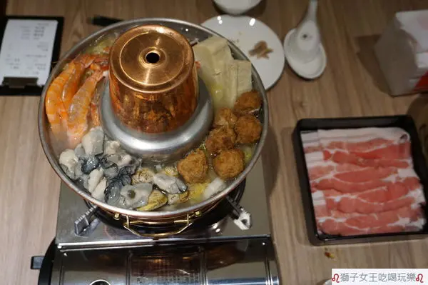 (台北●大安)泰和樓~道地東北酸菜白肉鍋~酸辣叢林雞~蒸餃~麵類~道地的山東美食~近中正紀念堂