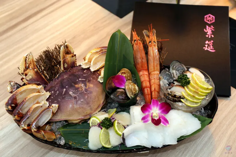 紫筵精緻火鍋活海鮮推薦評價大安區 女星也愛去的店 活蟹活體台北延吉街 板南國父紀念館 北海道直送海鮮現點 帝王蟹套餐 商業午餐 上選食材 黃金蟹龍蝦 情人雅座 戶外露台[鑫.食記]