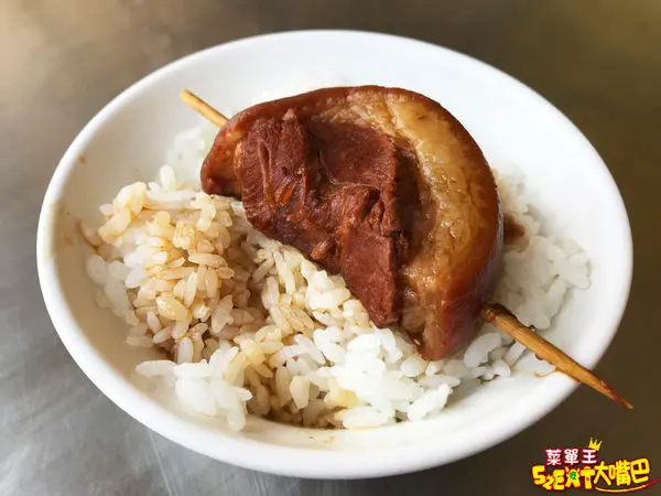 台中南屯美食爌肉飯》三代爌肉飯菜單價位大公開！遠離市區的知名老店，獨特的爌肉飯配紅茶~推薦爌肉飯、白菜滷、紅茶。