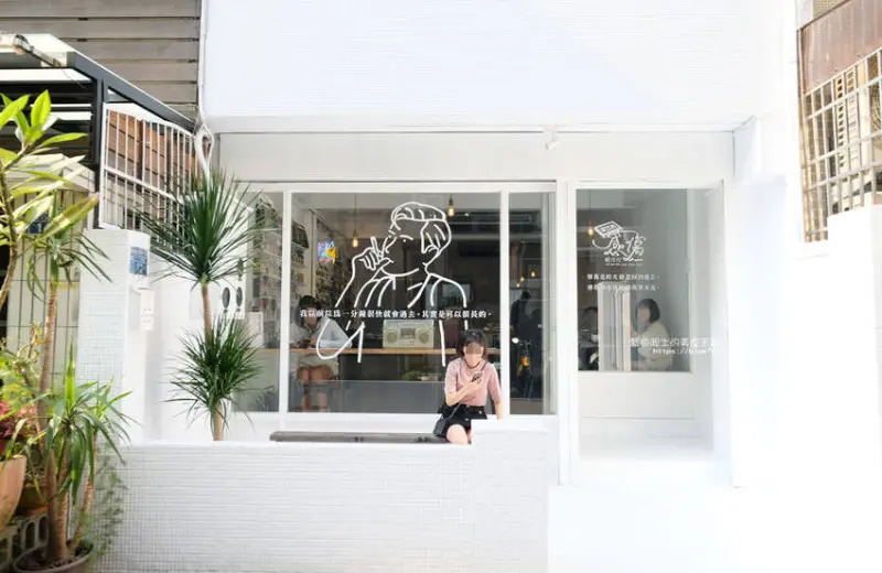 台中西區│感傷唱片行-台灣唯一卡式帶專賣店.適合拍照放空的好地方.台中國美館巷弄特色小店 - 藍色起士的美食主義