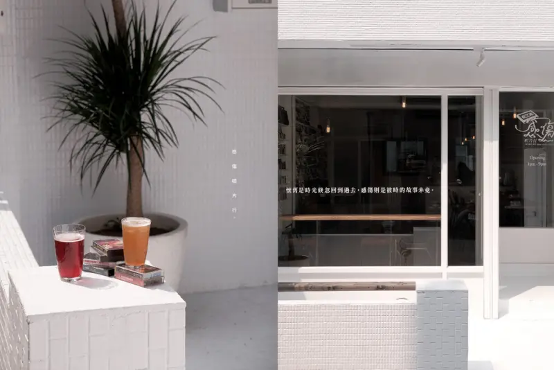 台中 感傷唱片行，音樂卡帶收藏回憶，我們不經意地將它打開，跟著倒轉想起。台中咖啡甜點【男子的日常生活】