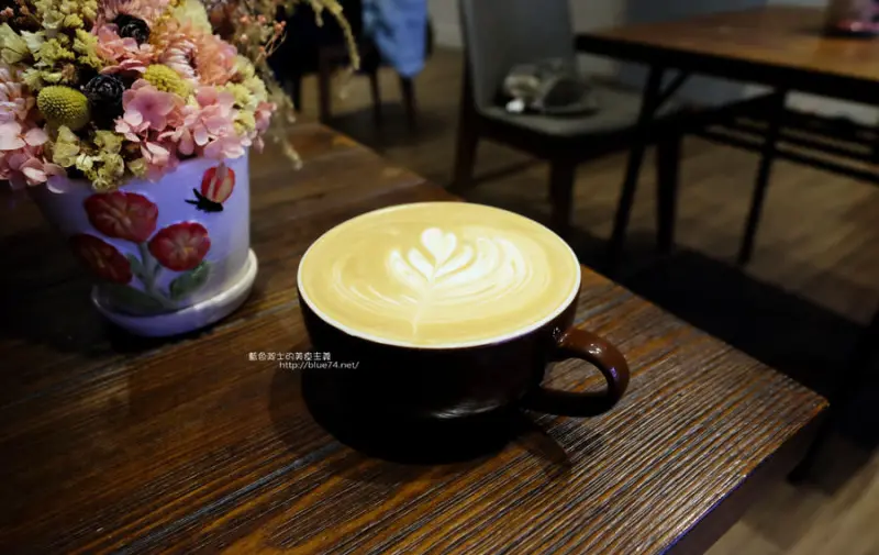 台中沙鹿│榮咖啡-沙鹿海線咖啡館.還有可愛店長榮貓 - 藍色起士的美食主義