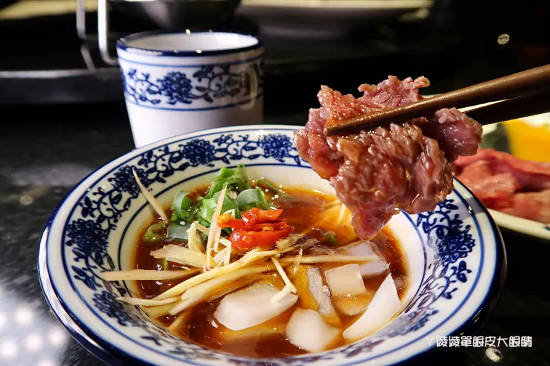 台中溫十八溫體牛火鍋，台南阿裕牛肉湯技術指導 - ㄚ綾綾單眼皮大眼睛