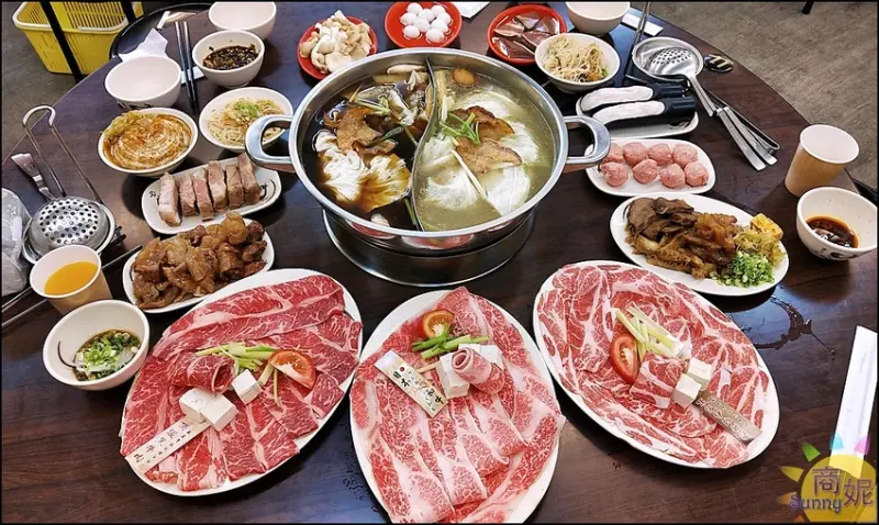 媒體報導台中平價古早味火鍋。傳承三代超過一甲子祖傳牛肉湯頭沙茶醬私房滷味大肉盤濃濃台灣味超好吃@商妮吃喝遊樂