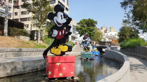 超萌迪士尼主角現身綠川水岸廊道，米奇控快出發～