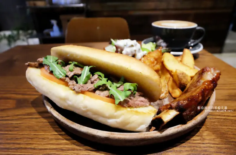 台中東區│AIYO cafe-今天的早餐想當公主還是勇士.hoyo cafe二店 - 藍色起士的美食主義