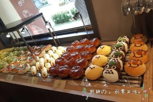 【台中】吸睛的大泡芙模型旅禾泡芙之家-引不少旅客拍照-裡頭更是有許多可愛造型麵包與甜點