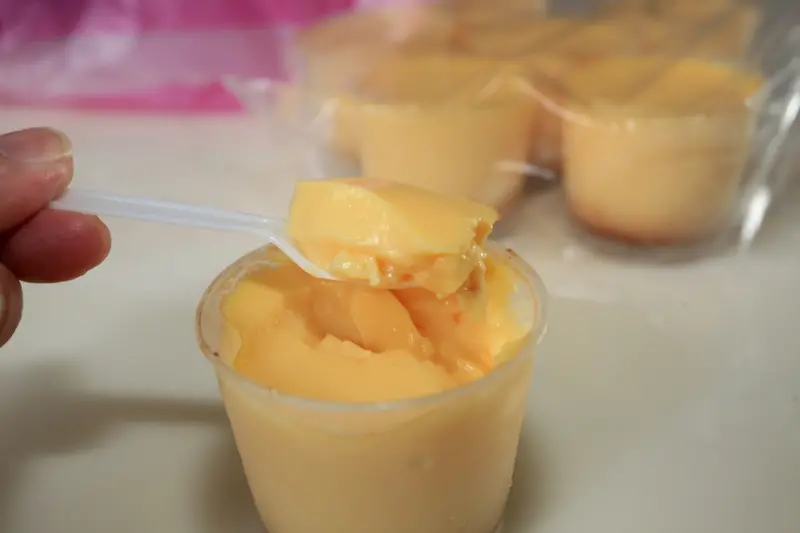 吃。台南|北區| 台式甜點，鴨母寮市場必買甜點，超霸氣的巨無霸布丁，布丁美味定價超值「鴨母寮阿婆布丁-弘記美食店」。