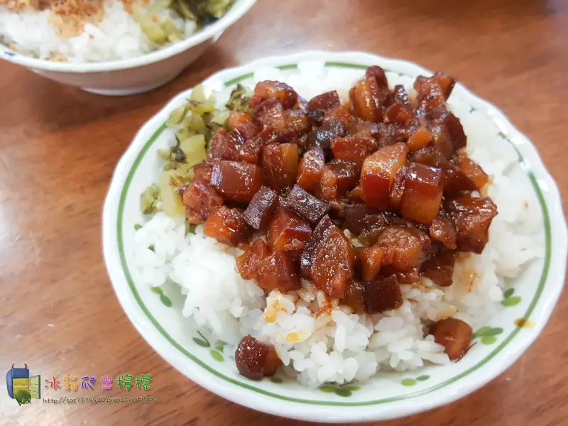 【食-新竹竹北】黑皮驊魯肉飯❤肥肉入口即化,全然不膩❤甘甜飄香的老滷汁,讓人一吃就上癮❤迷人的辣油香配上台中嫩豆腐好搭