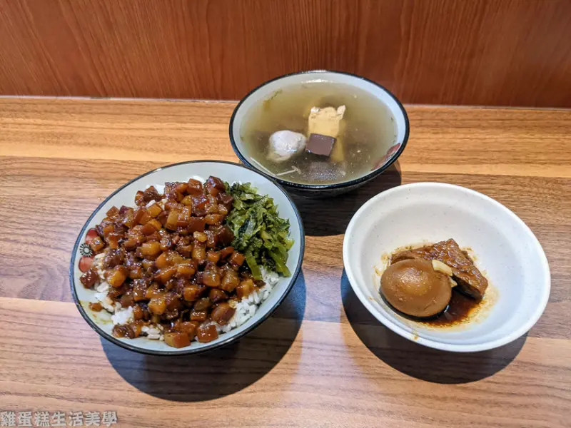 【新竹食記】竹北黑皮驊魯肉飯 - 滷汁超級夠味的國民美食