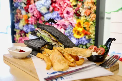 『桃園美食』Whos Tea 鬍子茶-林口長庚店。很喜歡美麗的花牆角落～美的令人放鬆！餐點與飲品CP值很高～