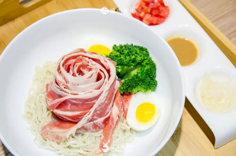 【台北美食推薦】燒肉丼販，相約西門町聚餐，品一碗浪漫的手沖玫瑰雪花牛麵