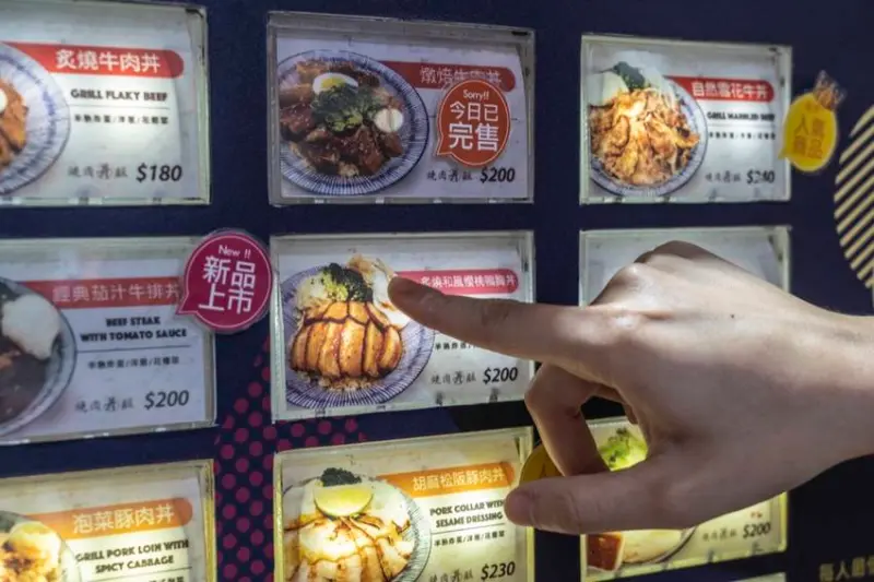 台北美食推薦 燒肉丼販｜“按”一下販賣機就有燒肉跑出來，西門町平價丼飯推薦，價格便宜又好吃 · 算命的說我很愛吃
