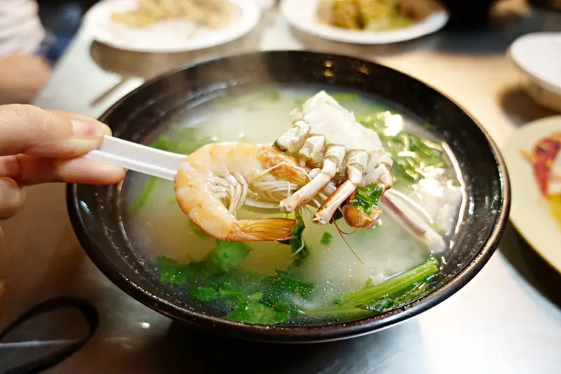 【台北美食】大龍峒夜市 大眾海鮮粥 料好實在 炸豆腐煎虱目魚也美味推薦！