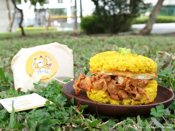 台中美食│貍貓超人 黃金飯糰〃台中好吃飯糰推薦，採用金黃色的薑黃飯，配料獨特，顛覆傳統飯糰的口味~              