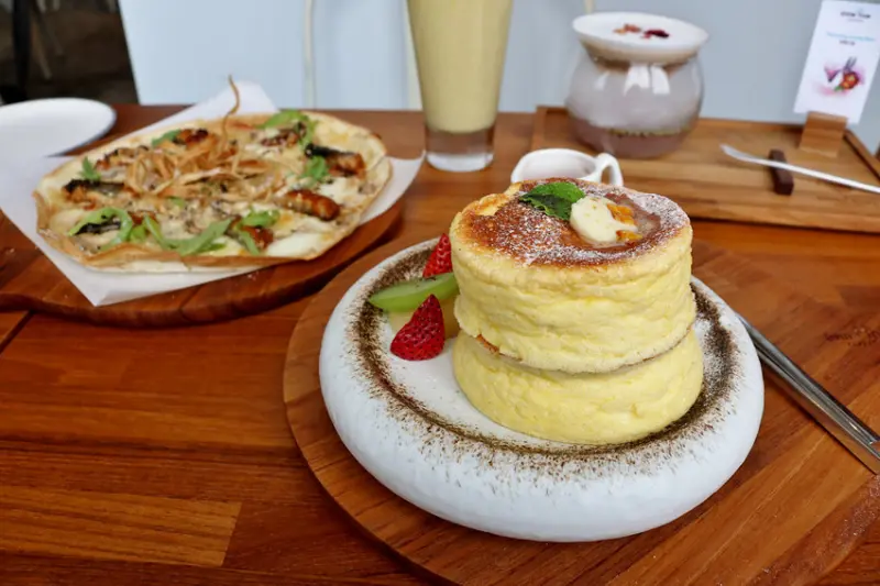 台南｜成真咖啡(正興店) 正興街商圈．舒芙蕾鬆餅．台南下午茶推薦 - 奇奇一起玩樂趣