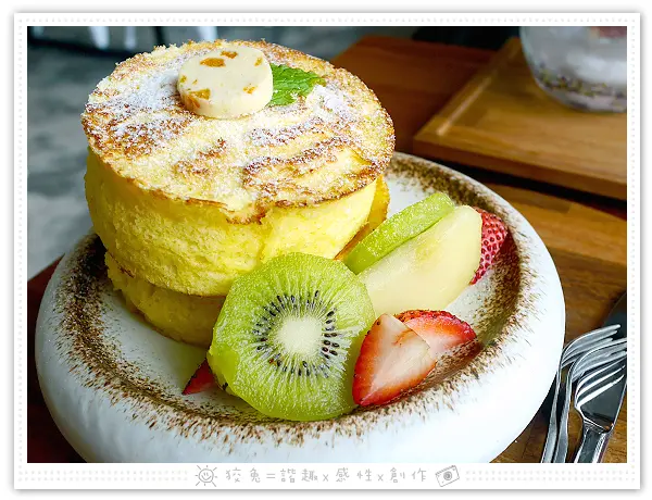 [台南食記] 成真咖啡~三位國際級冠軍咖啡師聯手出擊！限量舒芙蕾鬆餅、創意咖啡！台南IG打卡點！海安路近正興街商圈！