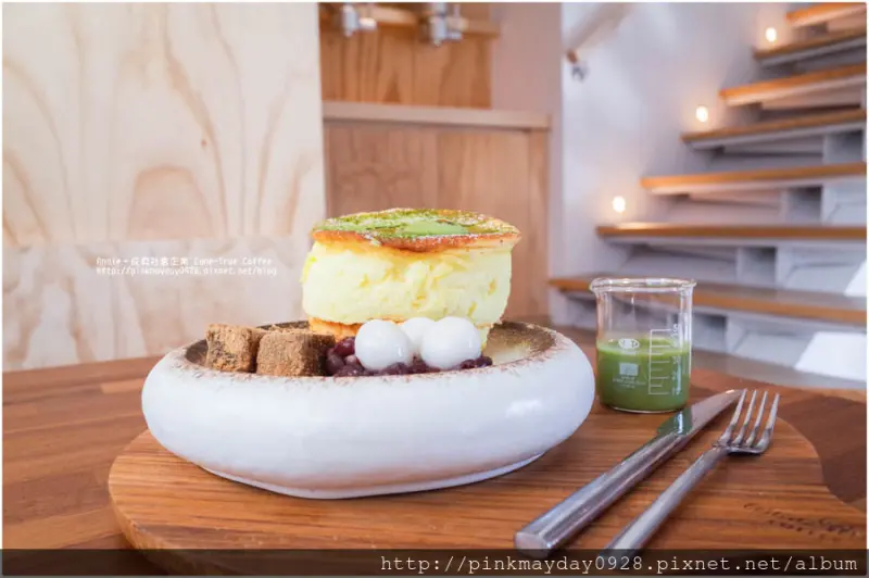 ✿台南✿ 台中審計新村的人氣咖啡店來台南展店啦～純白建築外觀太吸睛 招牌必點的軟綿舒芙蕾也是美味一定要吃 ➜ 成真咖啡 Come-True Coffee (台南正興店)