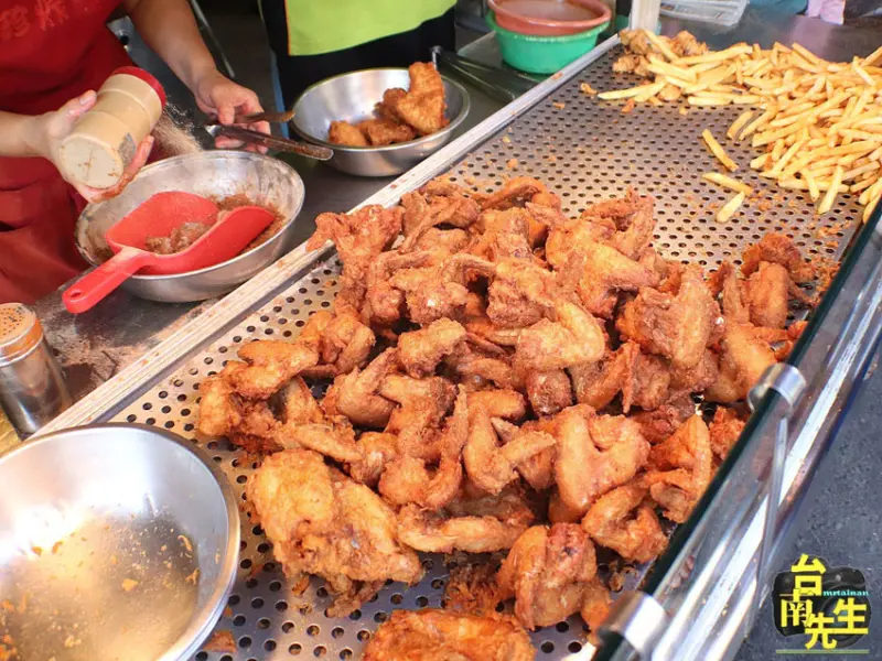台南炸雞／懶得賺錢只賣週六日／一大早就營業飄香20多年／限量供應一起鍋就秒殺／晚來只能吃屑屑／老闆忙到手都沒停過