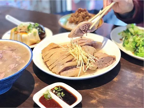 【新北美食￭新店區】新店北鴨鴨肉羹 x 人氣強強滾的必吃美食！料多實在、絕對回訪的好好味║ 新店美食、碧潭美食、光明街商圈美食