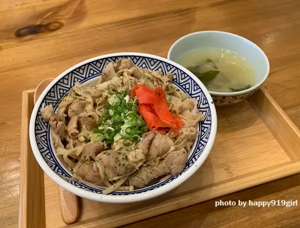 [高雄三多商圈]金牛精肉商行★平價丼飯專賣，內用免費味噌湯喝到飽