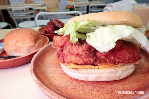 早安公雞農場晨食！霸氣的槍客牛仔雞腿排老麵堡 - ㄚ綾綾單眼皮大眼睛